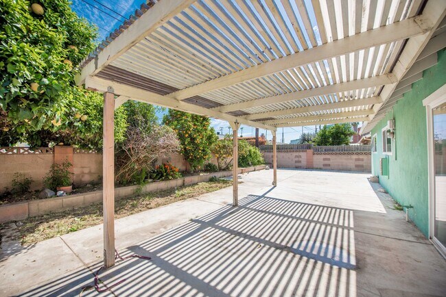Building Photo - Single Family Stunner!