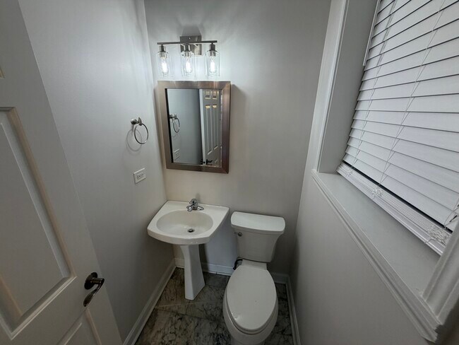 Building Photo - 1347 N Sedgwick St