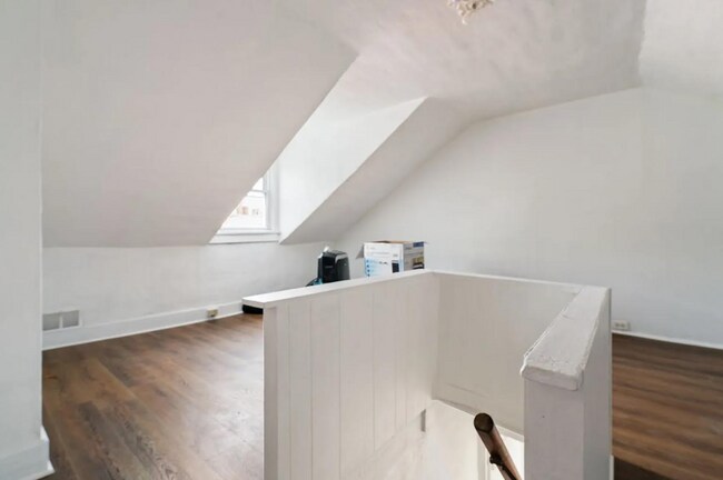 Building Photo - Beautiful 2 Bedroom home in South side ava...