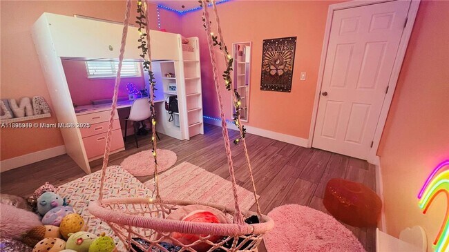 Building Photo - 911 N 14th Ave