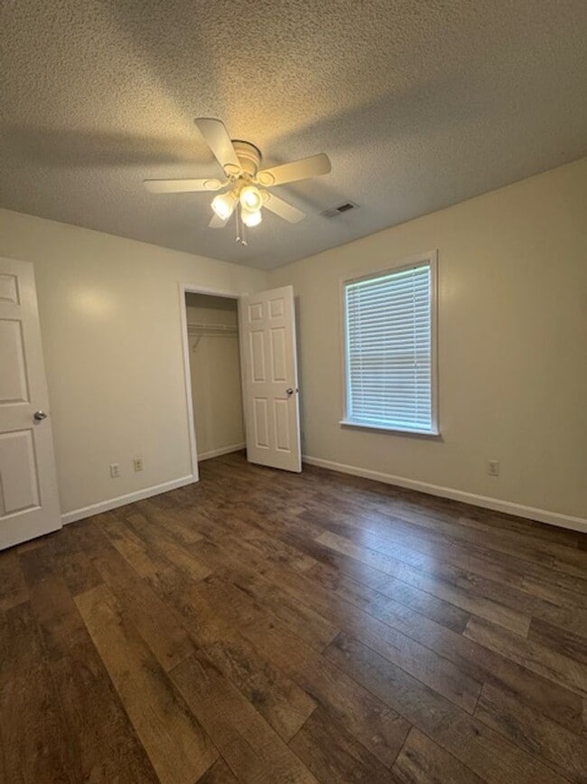 Building Photo - 394 Valley View Dr