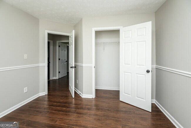 Building Photo - 480 Cedarhurst Rd