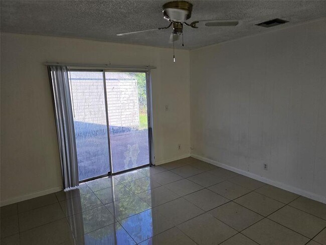 Building Photo - 433 SW 61st Terrace