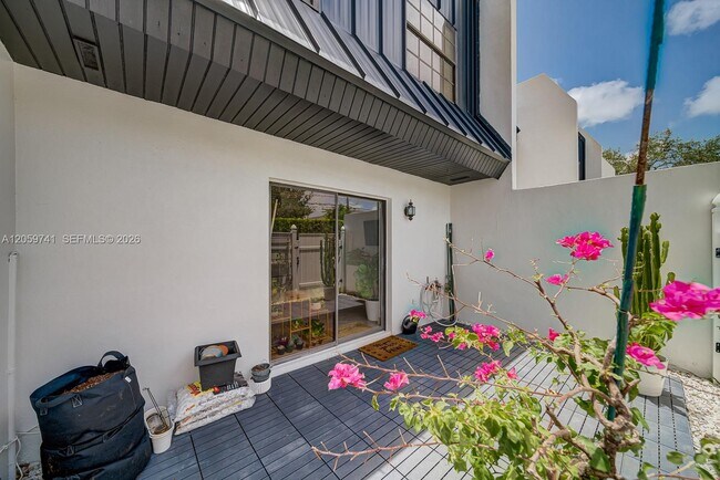 Building Photo - 5555 Ludlam Rd