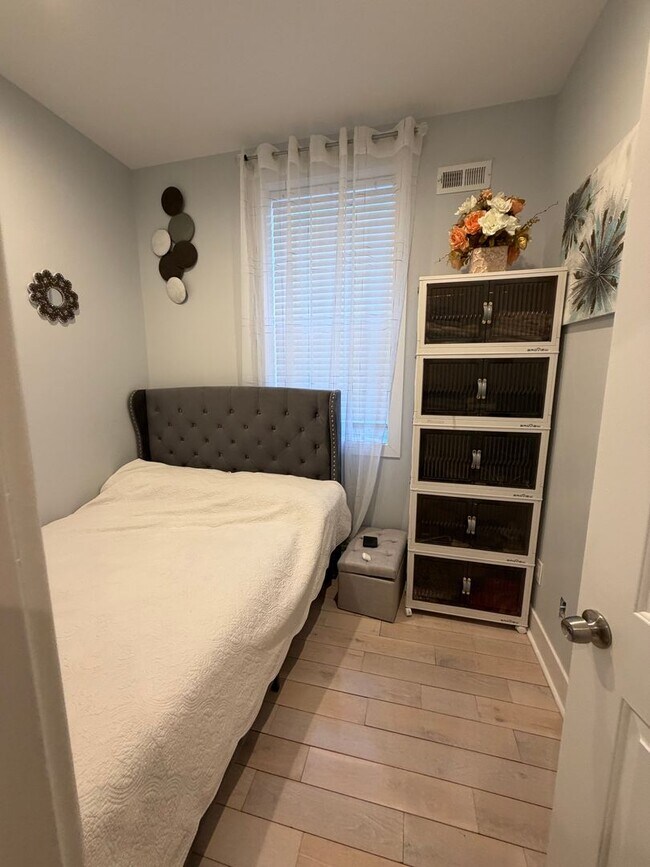 Building Photo - Move-In Ready 4BR Home in the Heart of Port Richmond!