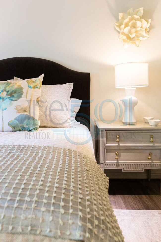 Building Photo - Elegant, updated Pleasant Valley townhome in the heart of WLR