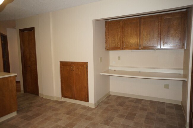 Building Photo - Lake Oswego South Shore Side Traditional