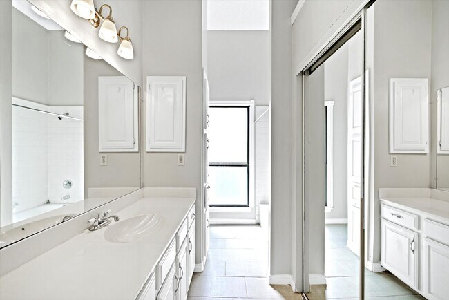 Building Photo - Lovely and Well maintained 2 bedroom & 2.5...