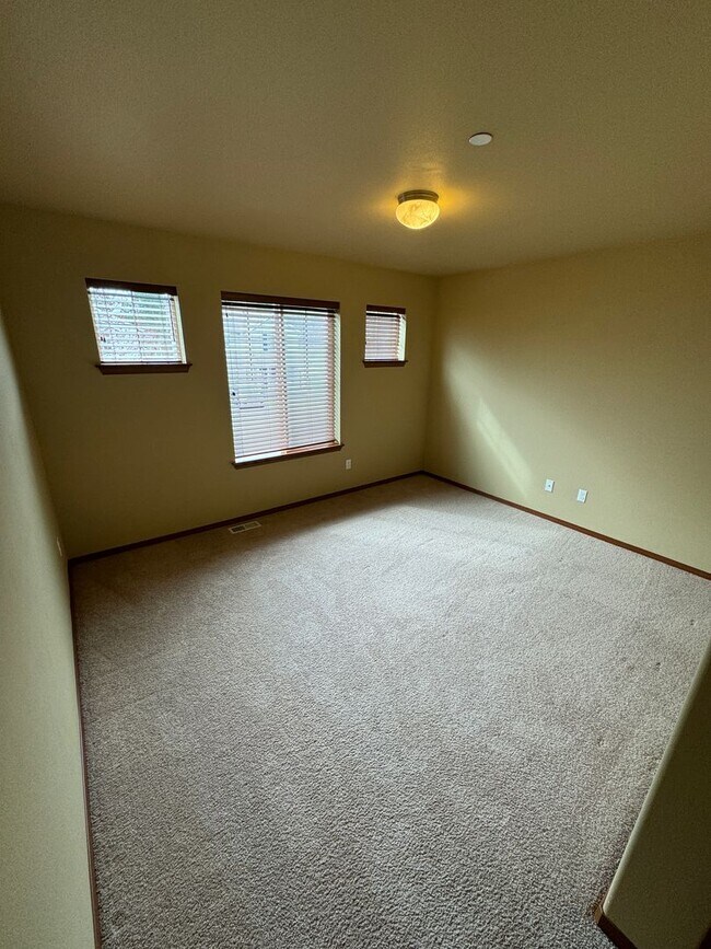 Building Photo - 1190 Swan Loop
