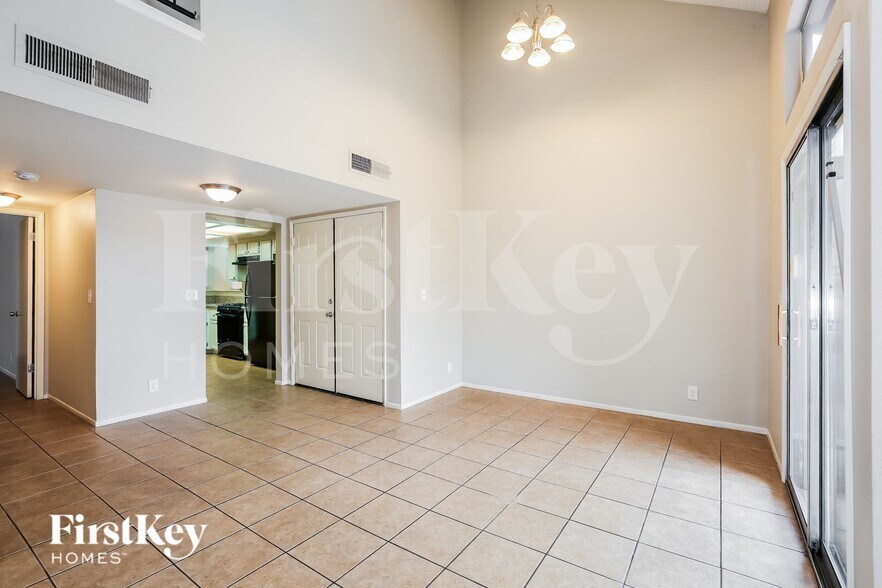 Building Photo - 2368 Valley Dr