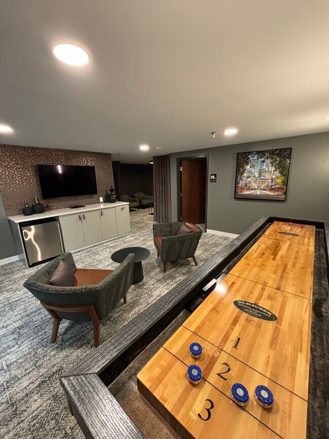 Club lounge - 433 S 7th St