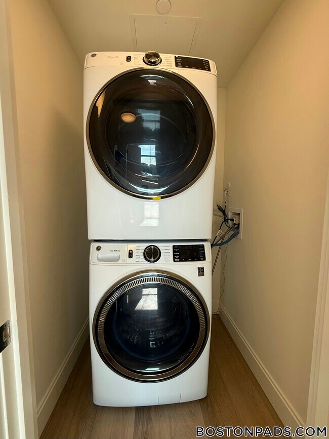 Building Photo - 1079 Commonwealth Ave