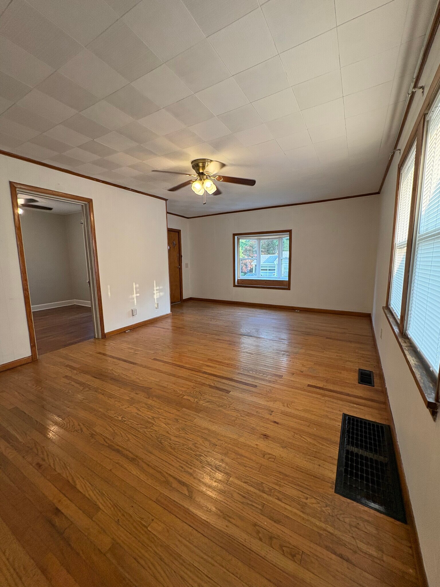 Building Photo - 215 E Vermilya Ave