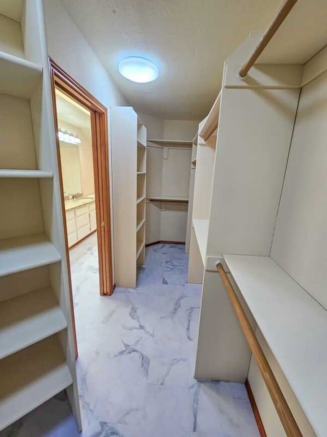 Building Photo - Spaceous newly remodeled 5 bedroom 3 bath ...