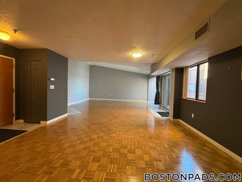 Building Photo - 147 Kelton St