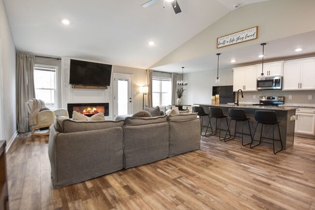 Building Photo - Pet Friendly Three Bedroom!