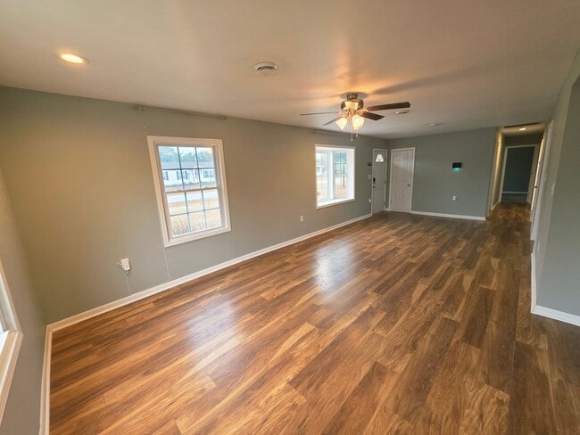 Building Photo - 3 Bedroom 1.5 BA Hubert