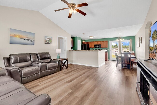 Building Photo - Beautiful 3bd/3ba WITH fenced in yard! UNFURNISHED!