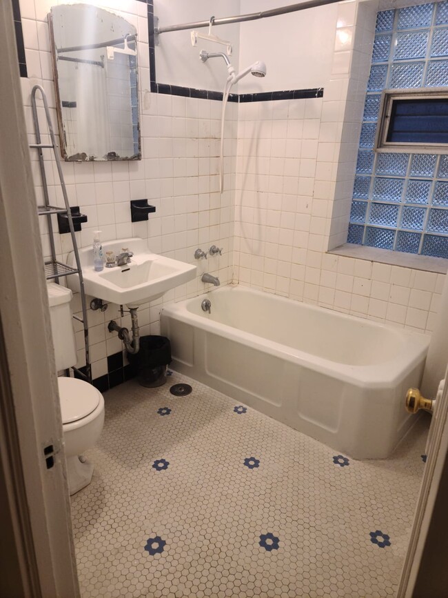 Bathroom - 1256 W Arthur Ave