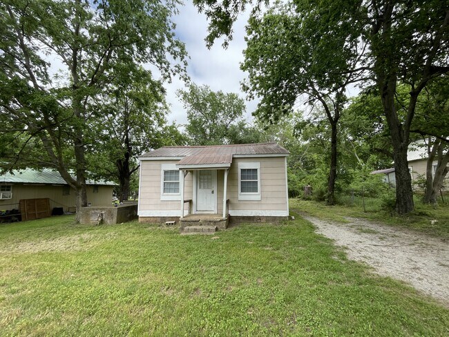 Building Photo - 914 E Tahlequah Ave