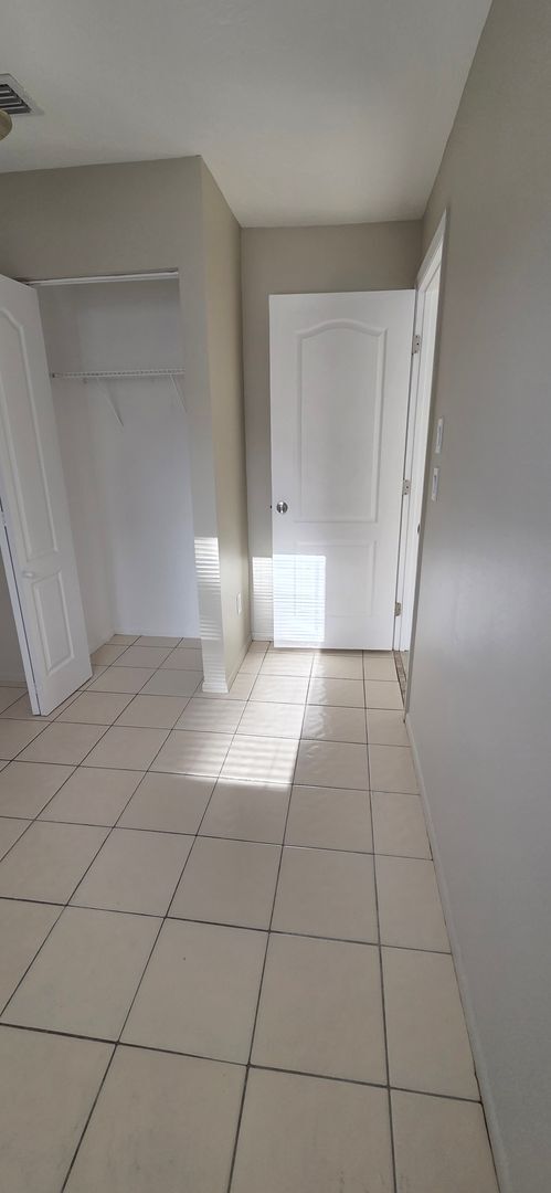 Building Photo - 2/1 Home in suberb location, pet friendly!