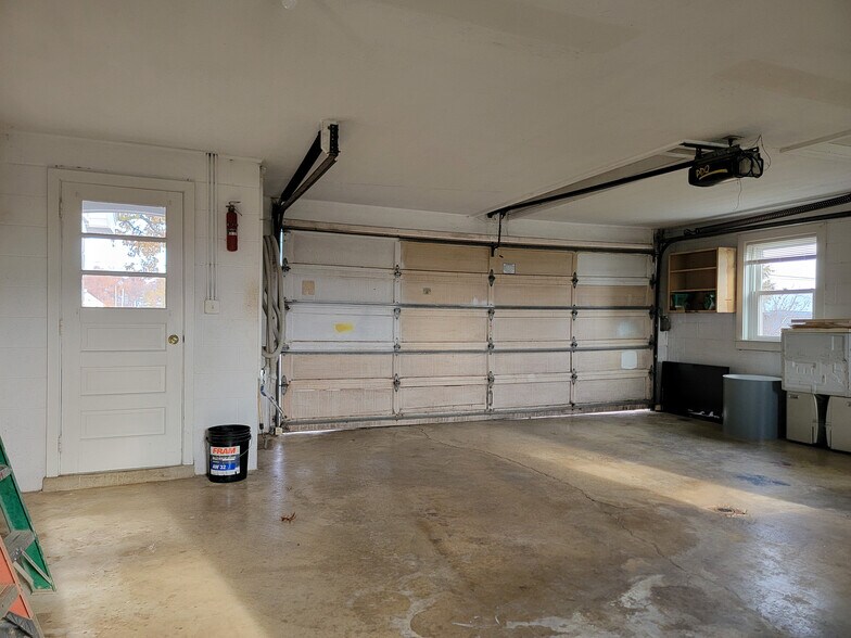 Building Photo - 502 W Newport Rd