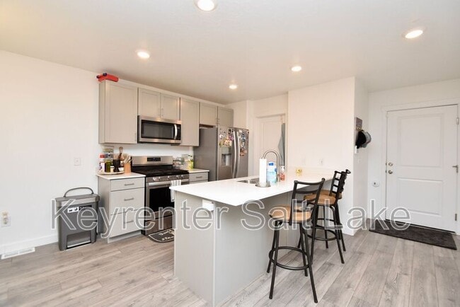 Building Photo - 555 N Willow Springs Ave
