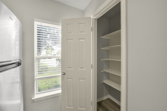 Building Photo - 750 Redwing Park Dr