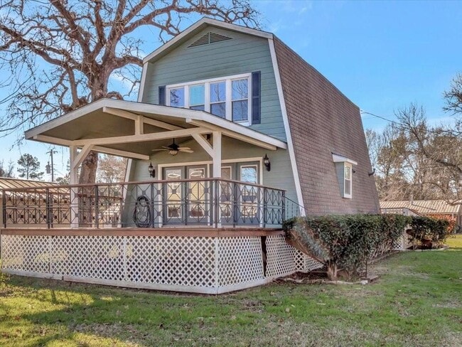 Building Photo - 825 Commodore Dr