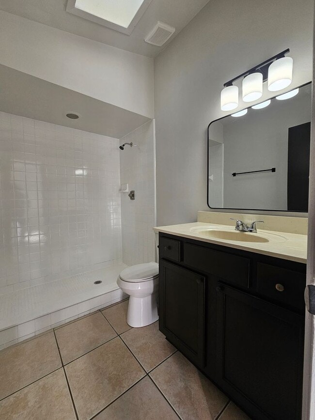 Building Photo - Freshly Renovated & Move-In Ready!! 3-bedroom, 2-bath home located in Lake Sparling Heights, Orla...