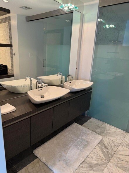 Building Photo - 200 Biscayne Blvd Way