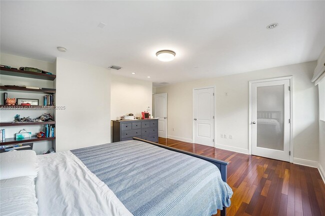 Building Photo - 10670 SW 77th Ave