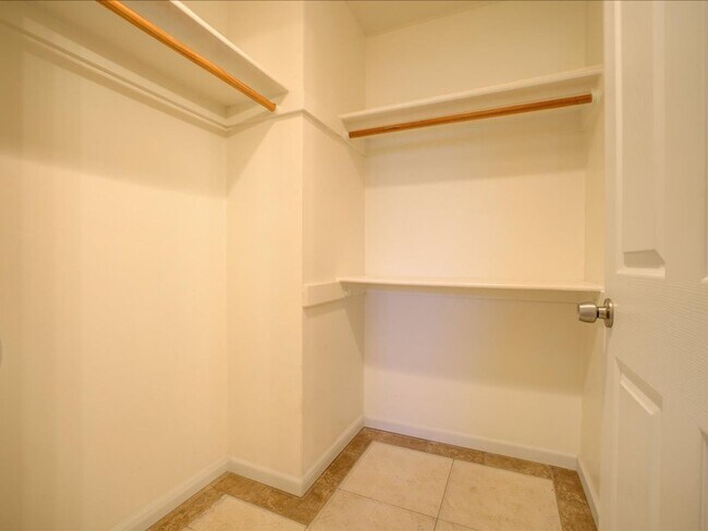 Building Photo - 1421 N Louis Ave