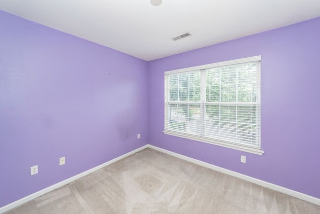 Building Photo - 3 Bedroom 3 Bath Townhome in Persimmon Hil...