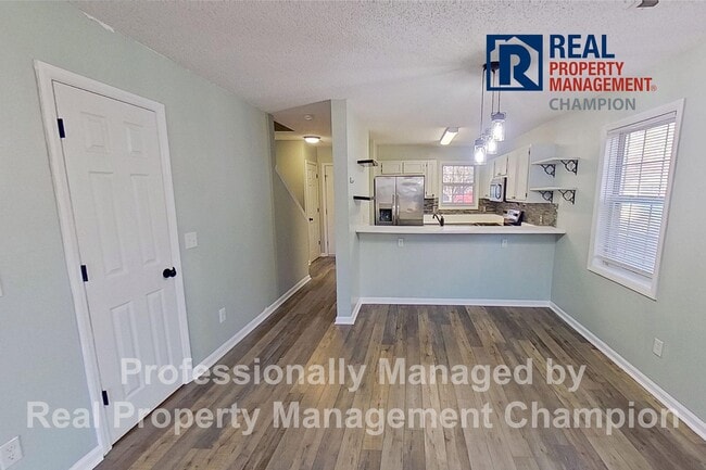 Building Photo - Recently updated 2 BD/1.5 BA End Unit Townhome w/Community Pool