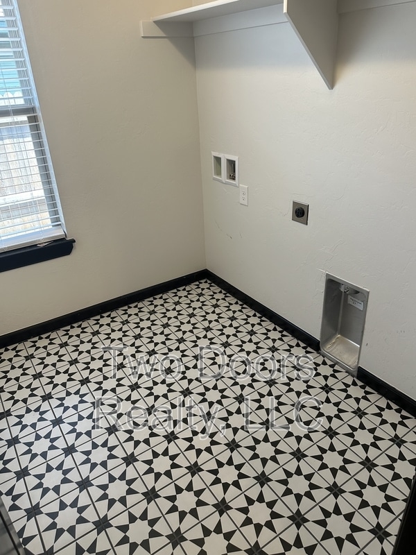 Building Photo - 2229 Roca Dr