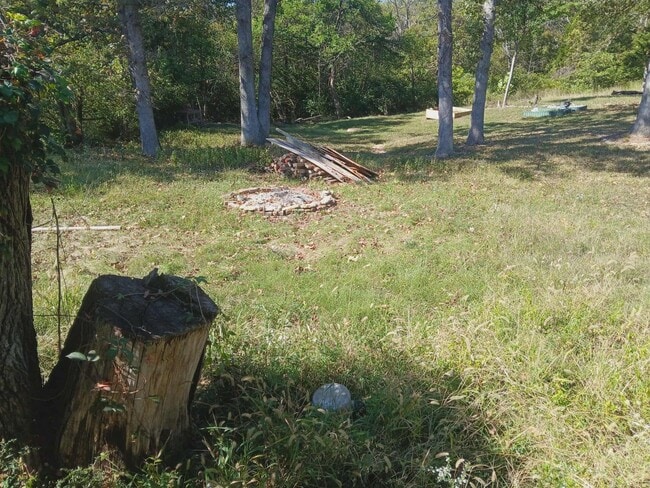 Building Photo - HILLSBORO - Ranch Style Home with Covered Front Porch - $750 MONTH / $999 DOWN