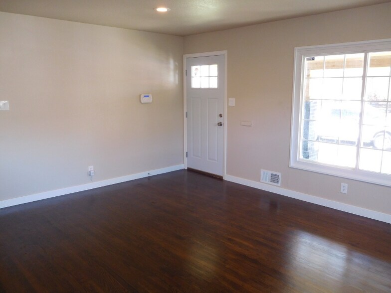 Building Photo - 1399 Scranton St