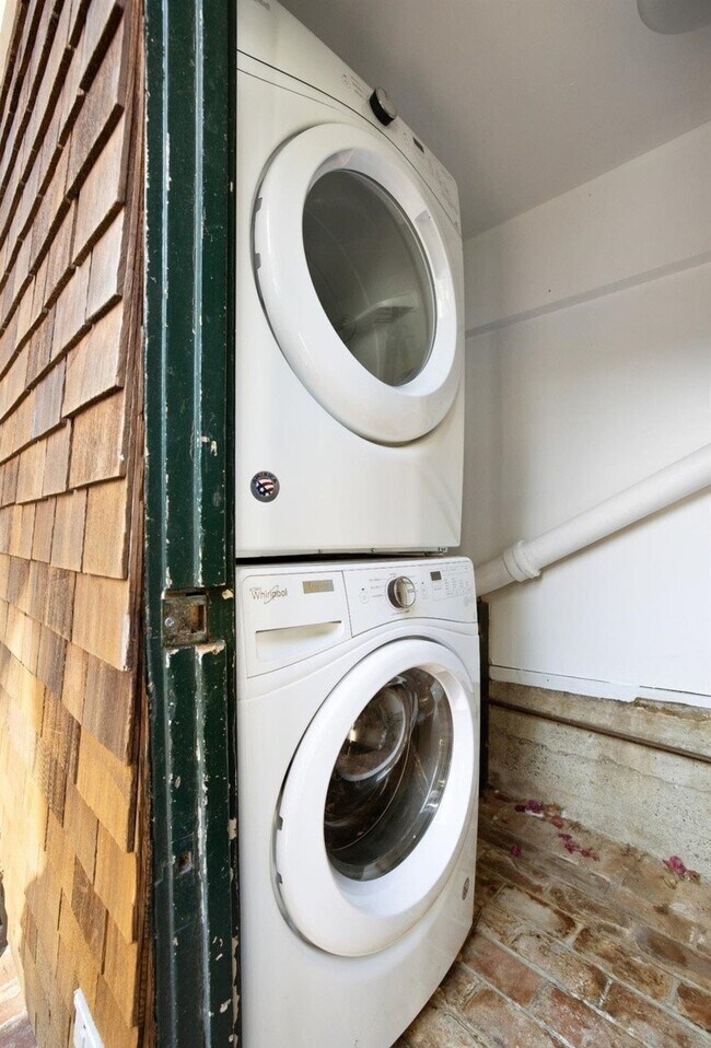 Building Photo - 2548 Pine St