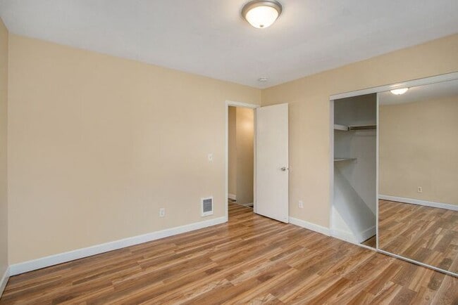 Building Photo - 2-Bed/1-Bath Town House, 850 sq. ft. - Ask...