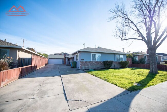 Building Photo - 2358 Patricia Dr