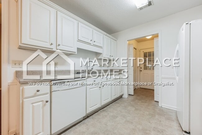 Building Photo - 1700 Crabtree Cir