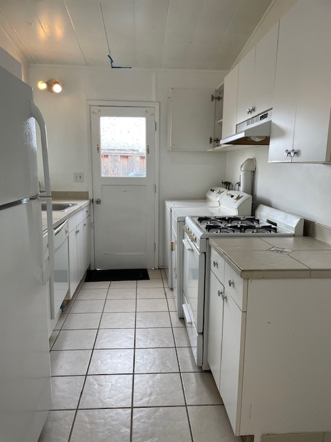 kitchen with wash & dryer & gas range - 3123 Alma St