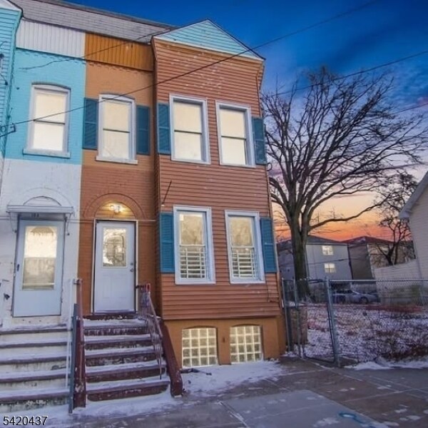 Building Photo - 106 S 13th St