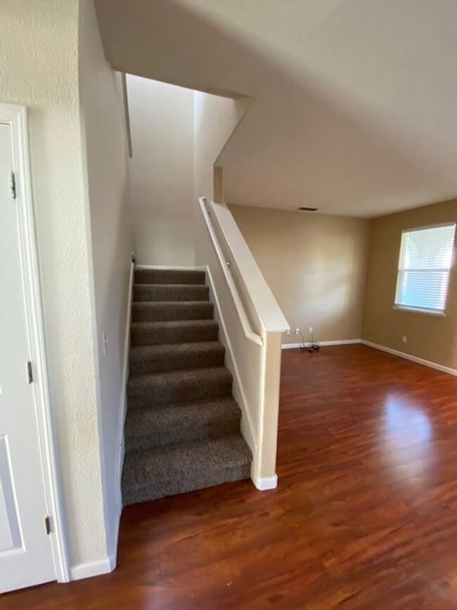 Building Photo - North Natomas 2 Story 4 bed 2.5 bath 2 Car...