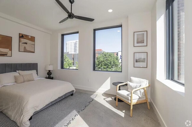 Building Photo - 100 W 5th St