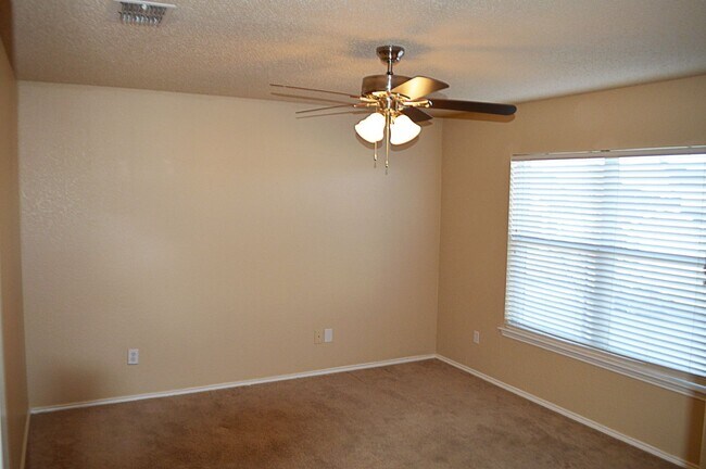 Building Photo - Large 2 story home with easy access to 820...