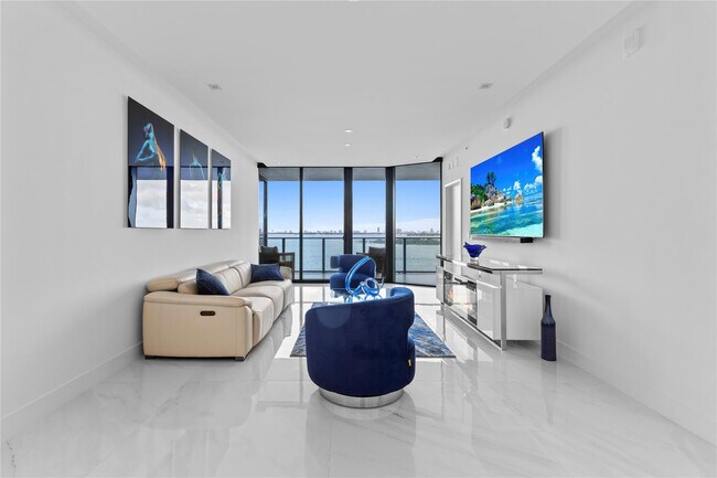 Building Photo - 700 NE 24th St