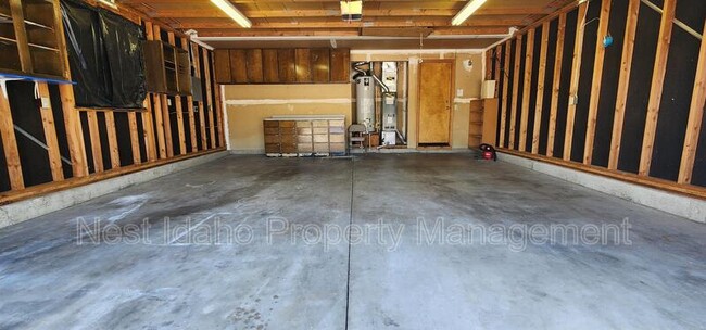Building Photo - 5048 S Cole Rd