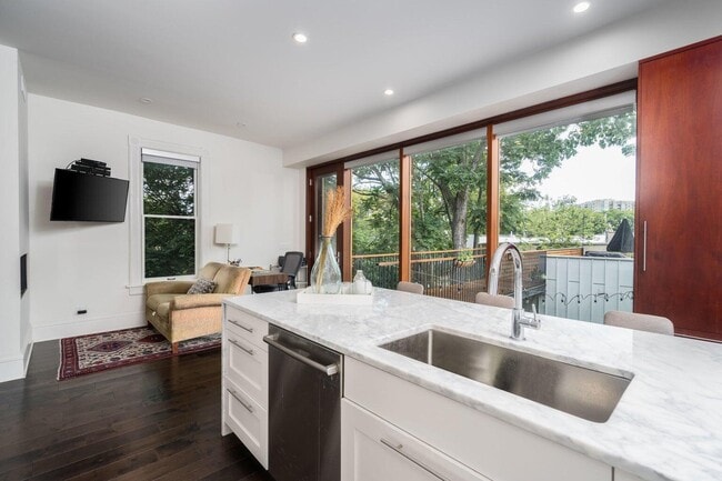 Building Photo - 1730 N Franklin Pl